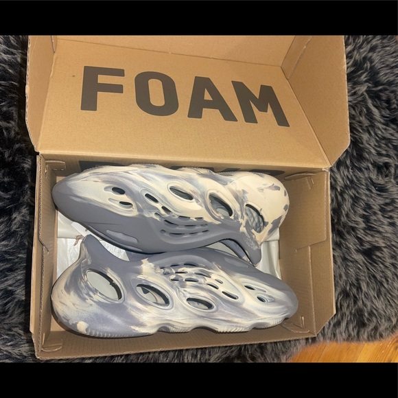 ❌SOLD❌YEEZY Foam Runner Moon Grey - Picture 7 of 9